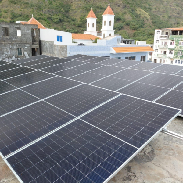 Instalação de um sistema fotovoltaico na Casa do Pescador, na cidade de Igreja, Ilha do Fogo