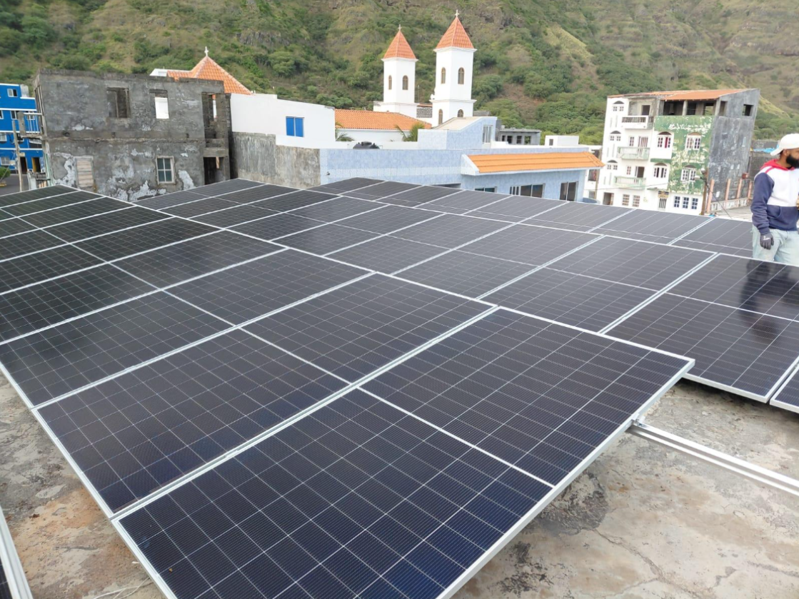 Instalação de um sistema fotovoltaico na Casa do Pescador, na cidade de Igreja, Ilha do Fogo